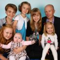 <p>Familienfoto, 7 köpfige Familie, Kinderfotoaktion, Gifhorn</p>